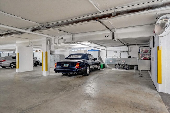 Building Photo - 3051 NE 48th St