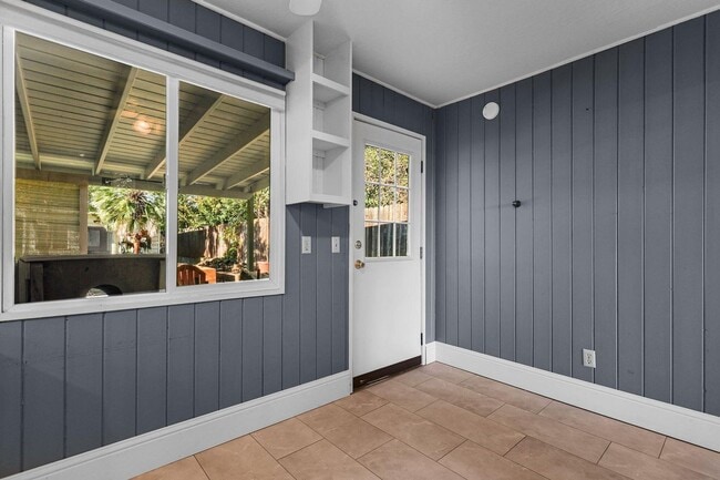 Building Photo - Large Family Home