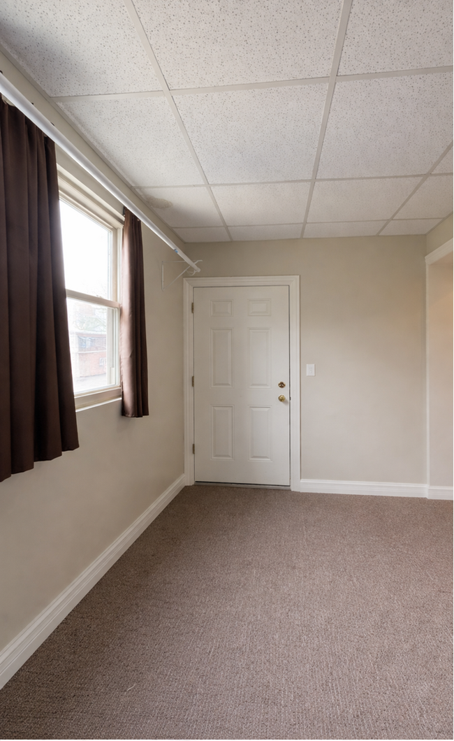 Building Photo - Roscoe Village, Sun-drenched and south-facing, 2-bedroom condo