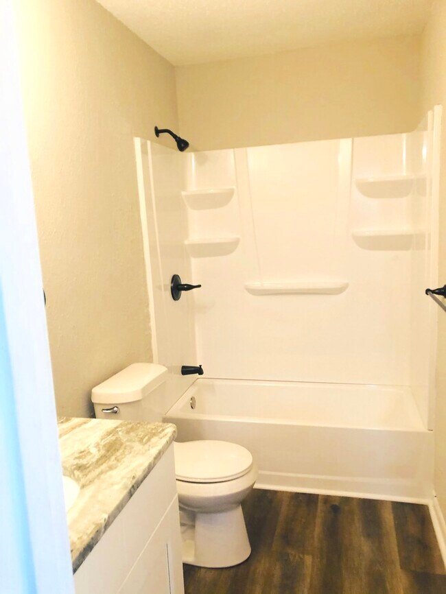 Building Photo - STUNNING 3 BEDROOM END UNIT TOWNHOUSE just off gate of Little Creek!!