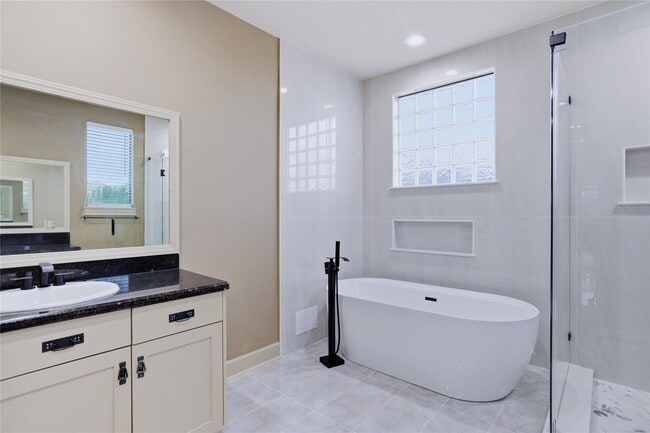 Building Photo - 1603 W 14th St