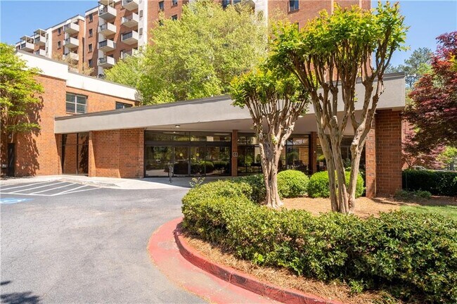 Building Photo - 300 Johnson Ferry Rd