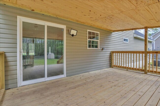 Building Photo - 3 Bedroom 2.5 Bathroom Home