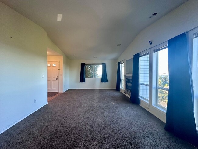 Building Photo - Charming Duplex 3 Bed 2 Bath w/ Double Car Garage and a Beautiful View in Portland!