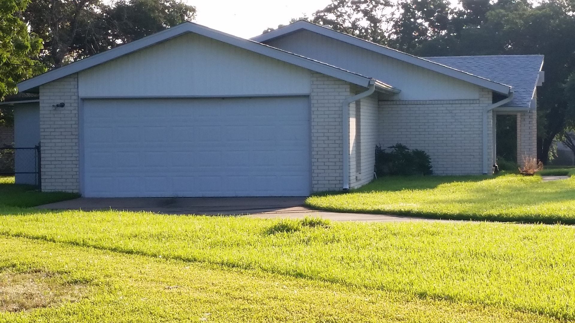 Building Photo - AUGUST PRE-LEASE!  Spacious 4 Bedroom 2 Bathroom Home CLOSE TO CAMPUS