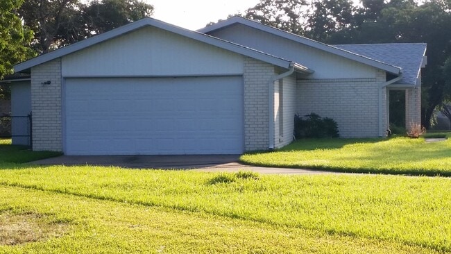 Building Photo - AUGUST PRE-LEASE!  Spacious 4 Bedroom 2 Bathroom Home CLOSE TO CAMPUS