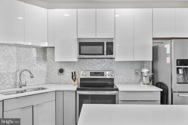 Building Photo - 381 Livermore Ln