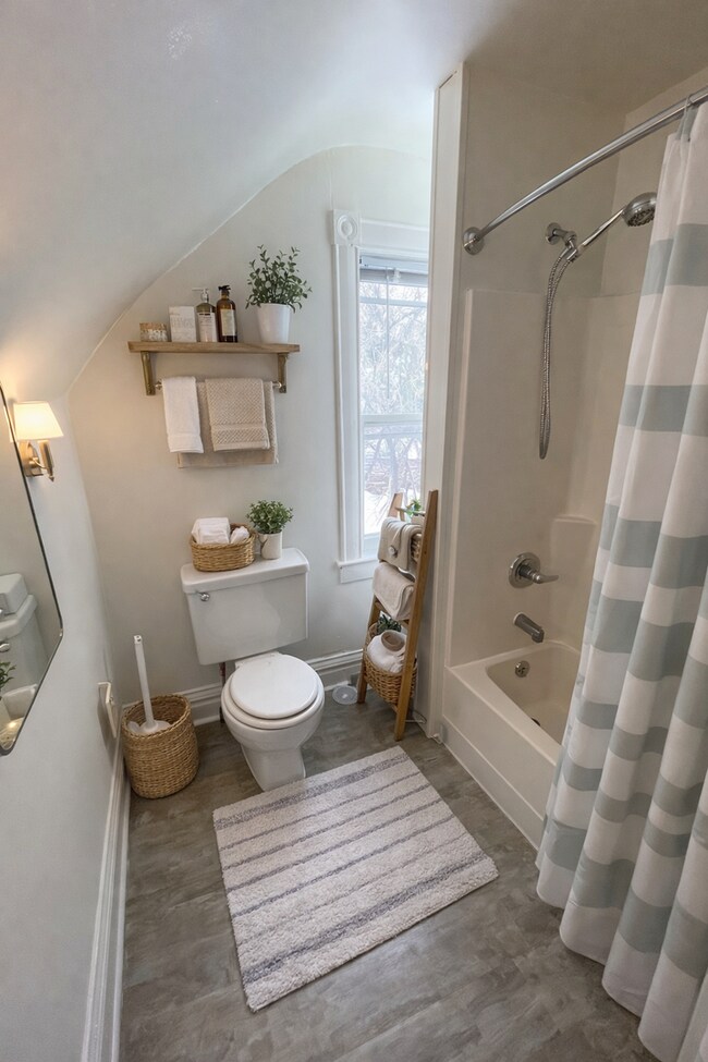 Building Photo - Available Now -  3 Bed 1 Bath Home!