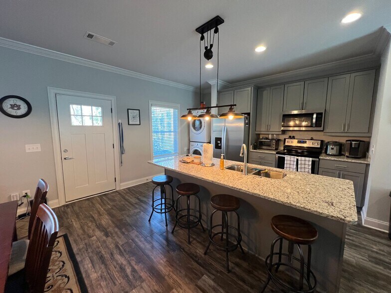 Building Photo - College Oaks E-106