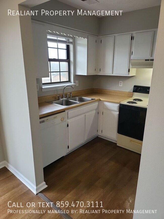 Building Photo - 425 Lenney Dr