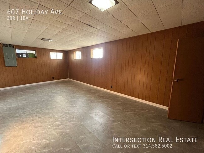 Building Photo - 607 Holiday Ave