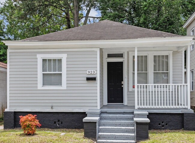 Building Photo - Large 3BR/2BA Downtown Savannah Home For Rent