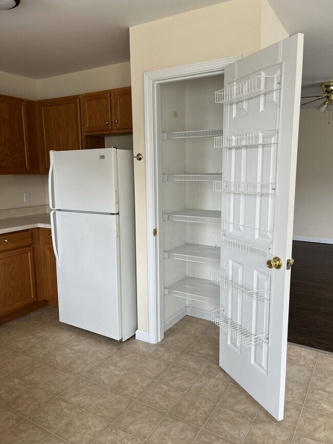 Building Photo - 727 W 5th St