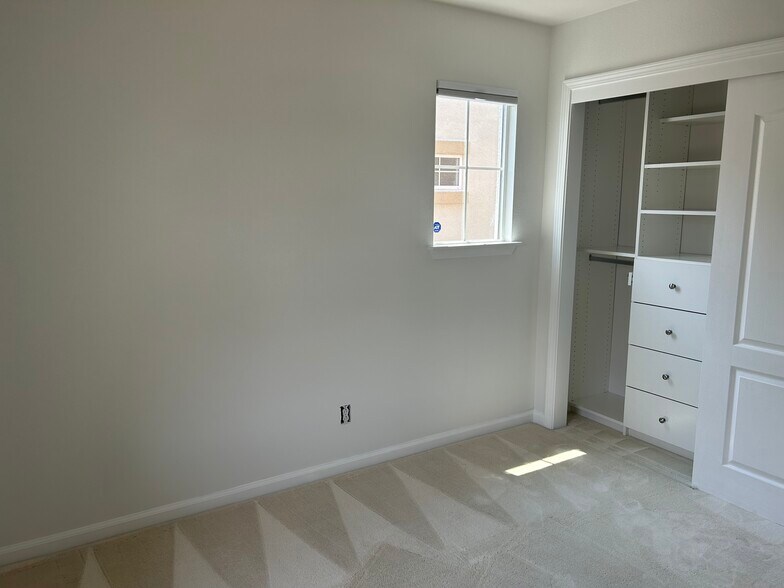 Guest Bedroom 2 Closet - 2553 McLaren Ln