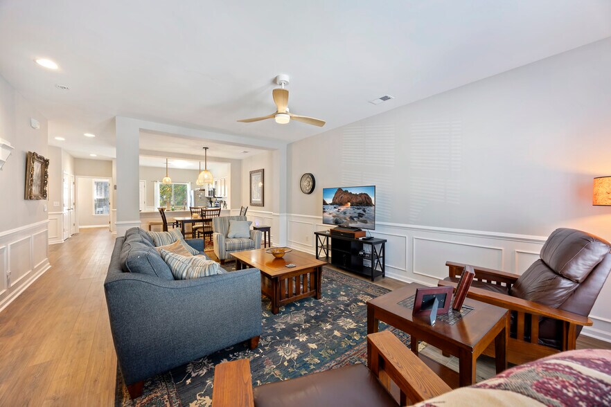 Large living area. - 4 Jib Sail Ct