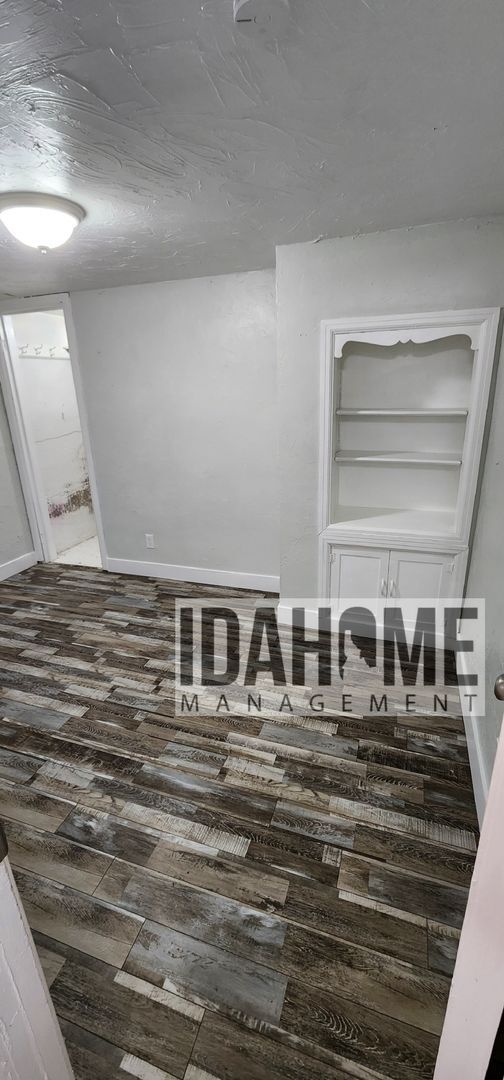 Building Photo - 626-628 W Custer St