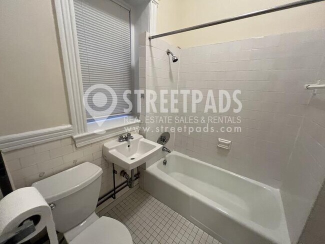Building Photo - bedroom in Boston MA 02215