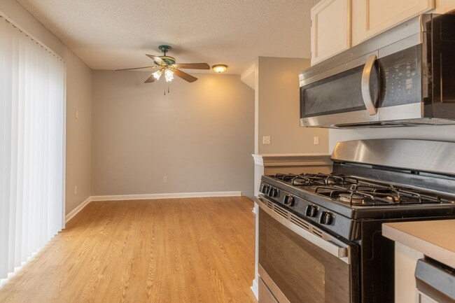 Building Photo - Multi Level Updated 2 Bedroom Condo