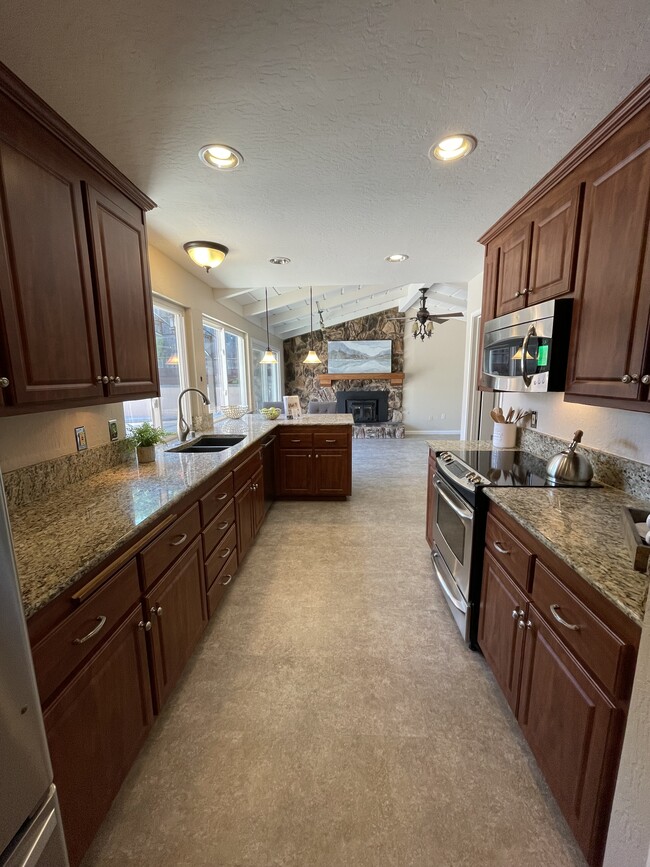 Building Photo - 480 Sandstone Dr