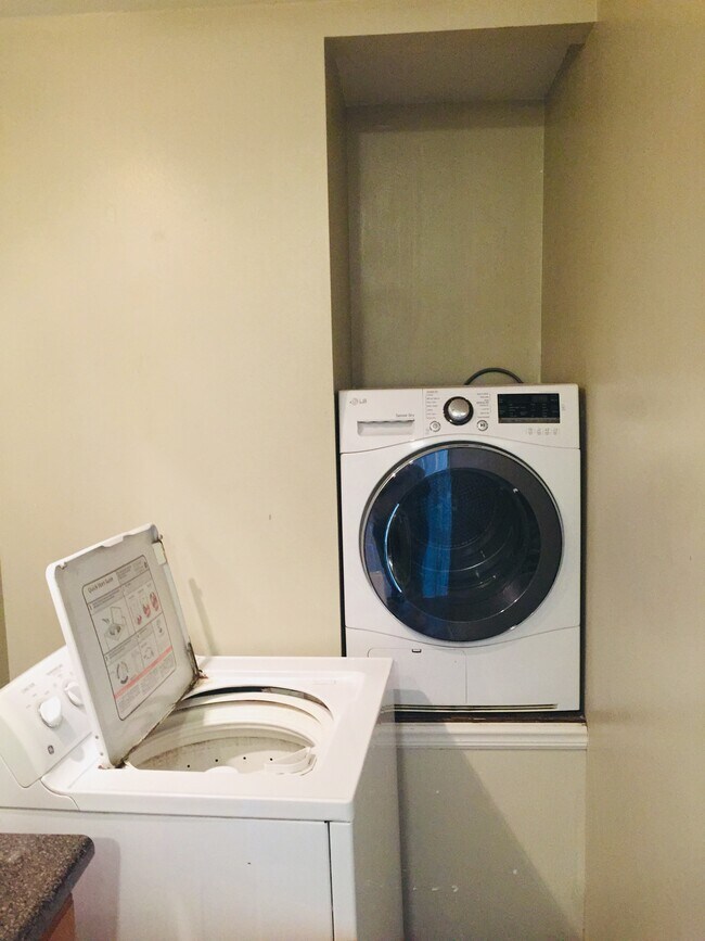 Main Bathroom - 329 E Green Meadow Dr