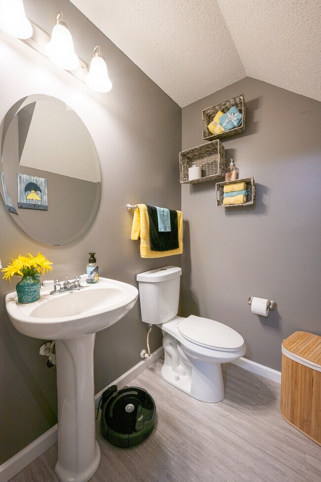 Building Photo - 7071 Quarry Ave NE