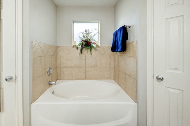 Building Photo - 121 Clear Water W