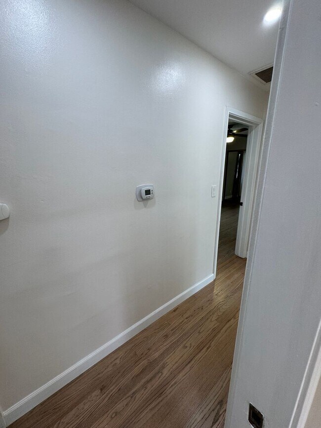 Building Photo - Beautiful 3 bedroom 2 bath Pool Home...  this one is a SHOW STOPPER