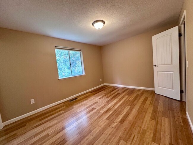 Building Photo - 4 bedroom home - Fenced backyard