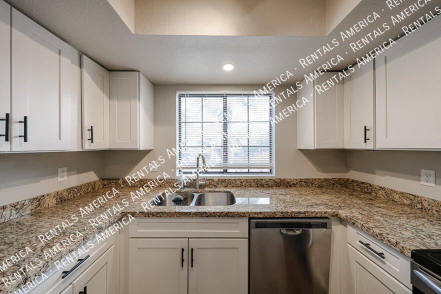 Building Photo - 700 E Mesquite Cir