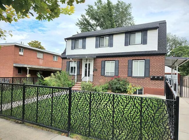 Building Photo - Beautiful 3-Bedroom Garden Apartment in th...