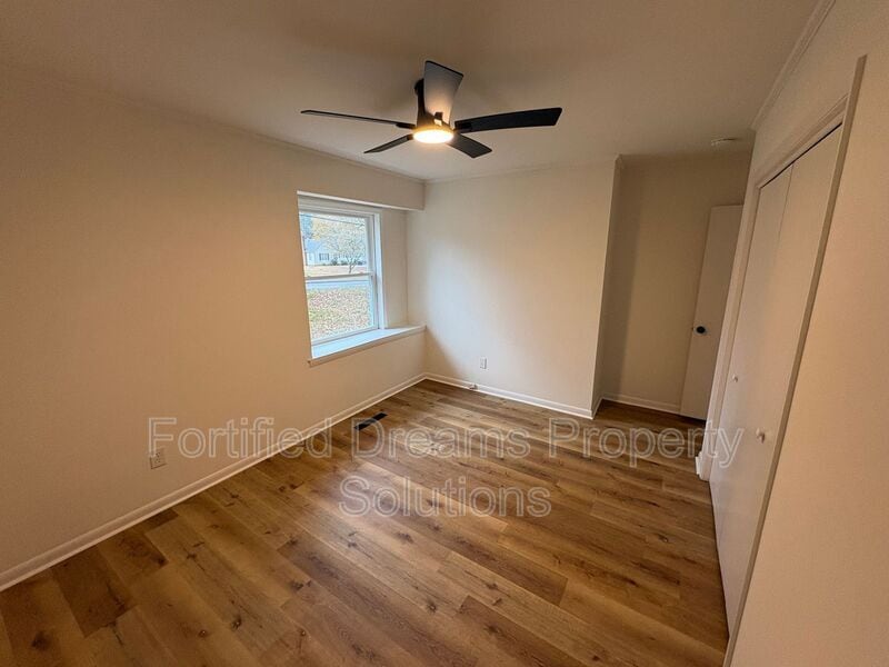 Building Photo - 5265 Country Club Rd