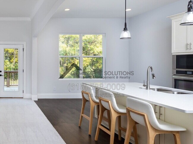 Building Photo - 631 Silva Ln