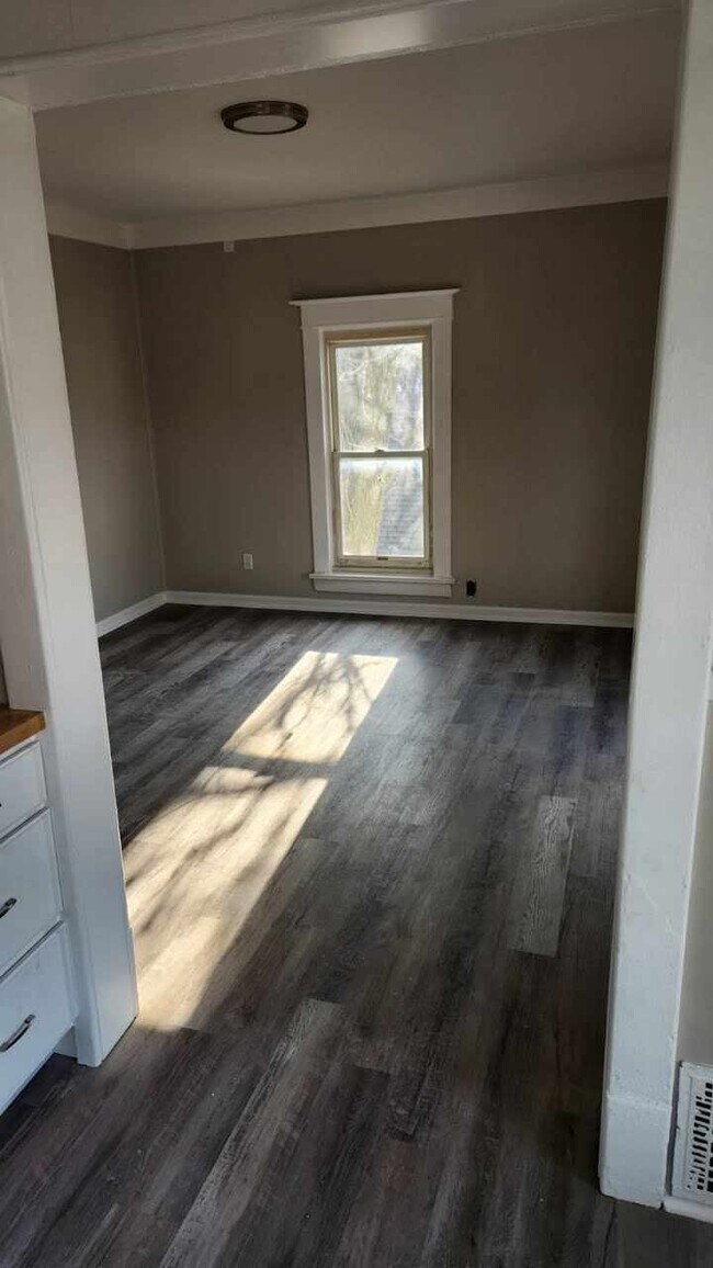 Building Photo - 116 N Summit St