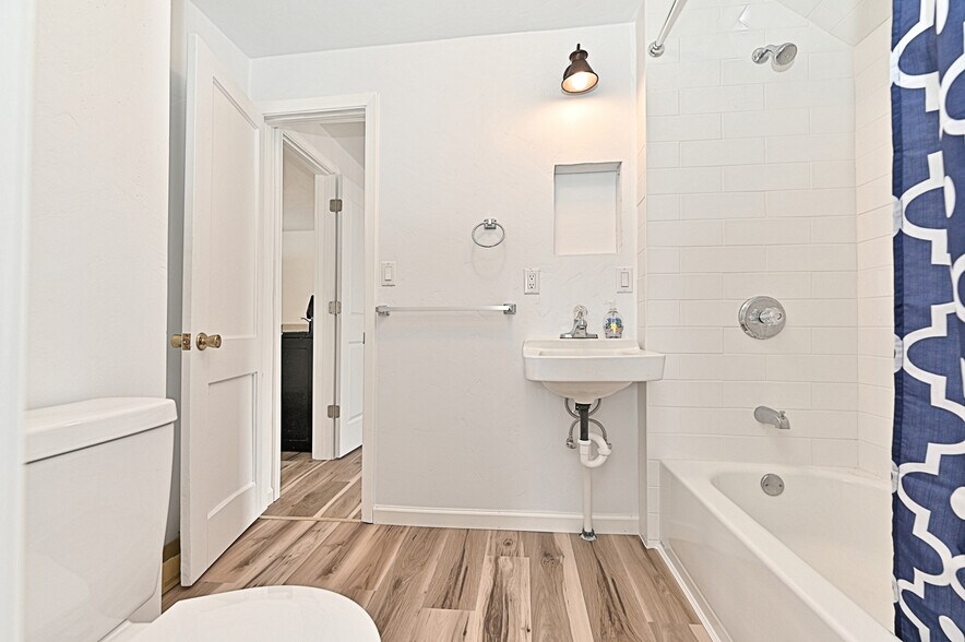 Building Photo - 2316 2nd Ave W