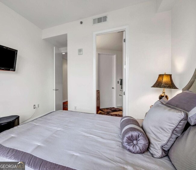 Building Photo - 711 Cosmopolitan Dr NE