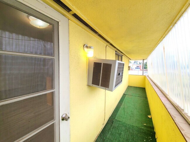 Building Photo - 560 Cajon St