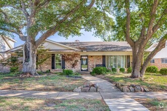 Building Photo - 7842 El Pensador Dr