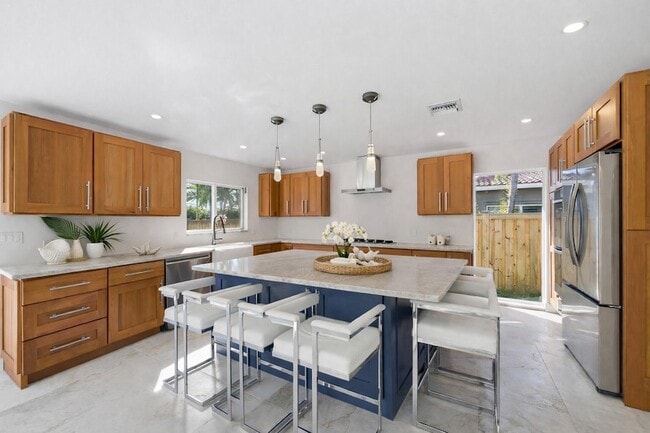 Building Photo - 1706 NE 28th Dr