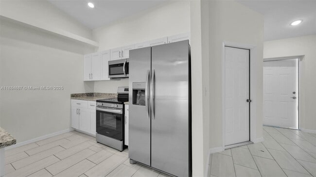 Building Photo - 326 SE 16th Pl