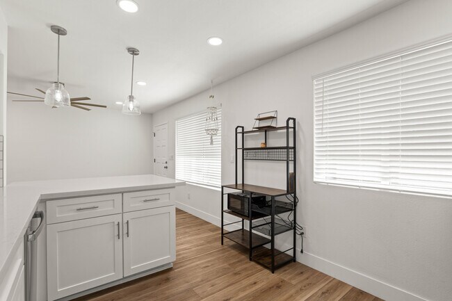 Building Photo - 2025 N Richland St