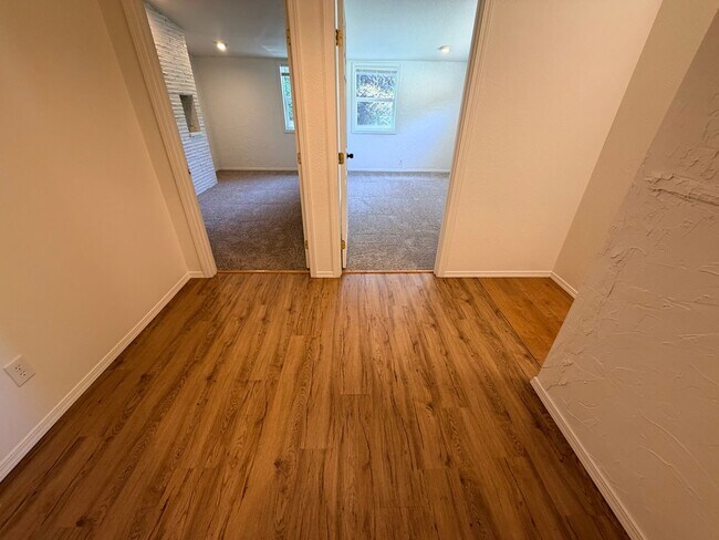 Building Photo - 9938 SW Terwilliger Blvd