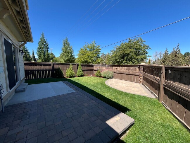 Building Photo - Spacious 3-Bed, 2.5 Bath Home with Community Pool in NE Bend