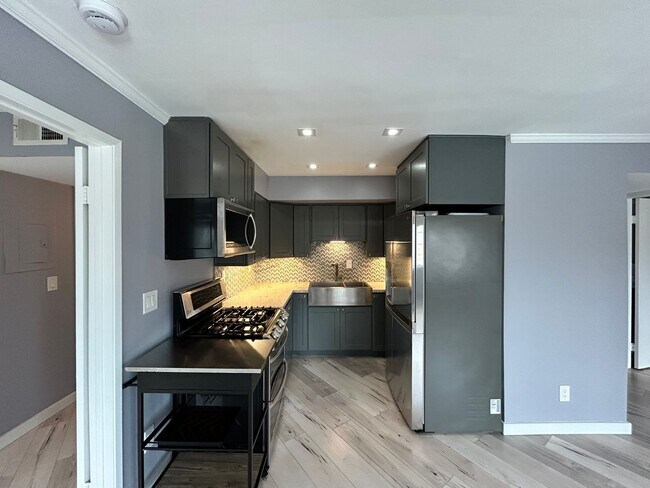 Building Photo - Beautiful 2BD/2BA W/ Reserved Parking and In-Unit Laundry in North Park!