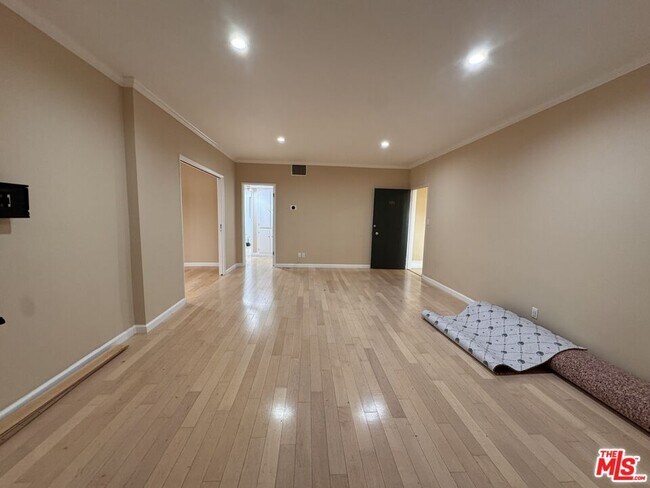 Building Photo - 8550 Holloway Dr