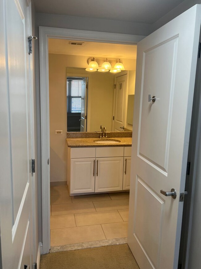 Building Photo - Bright and Modern 1 Bed 1 Bath Unit In Sou...