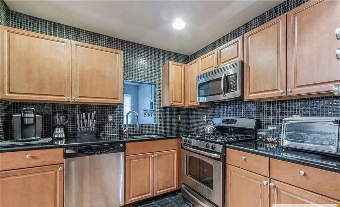 Building Photo - 115 Chariot Ct