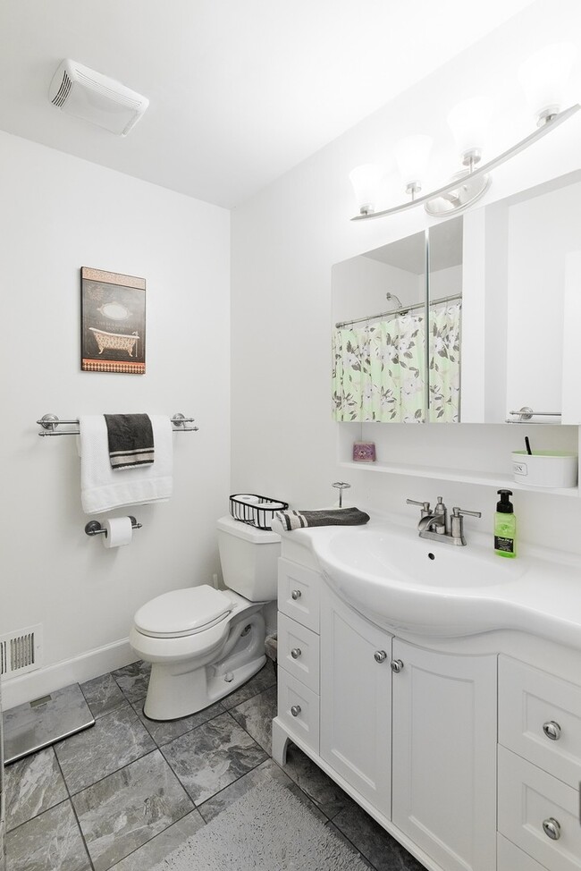 Building Photo - 3 Bed 2.5 Bath in Overland Park Nall Hills