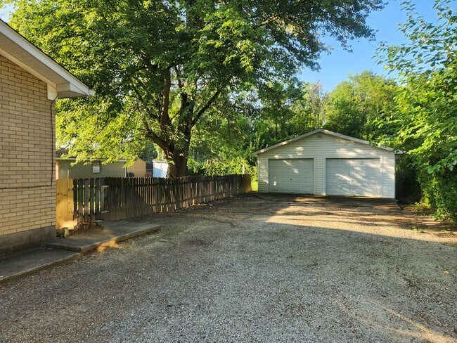 Building Photo - Beautiful and spacious 3 bedroom 1 bath ho...