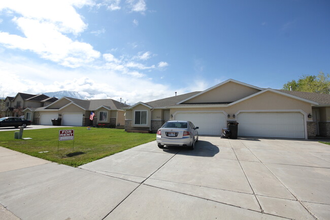 Building Photo - Springville Duplex