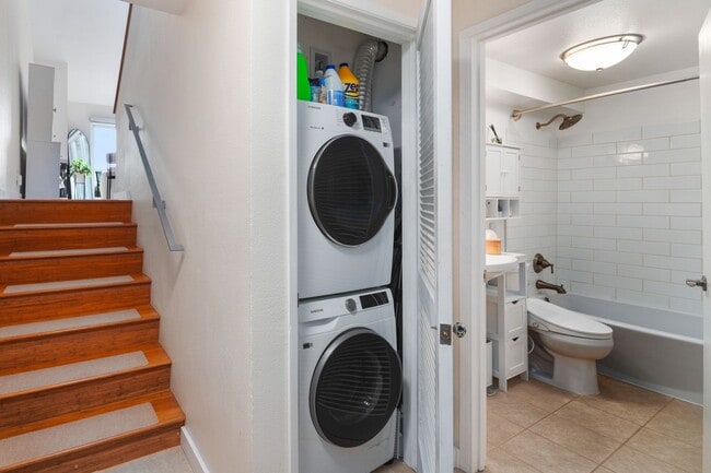 Building Photo - Mercer Island Condo